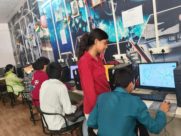 Community computer skills training class
